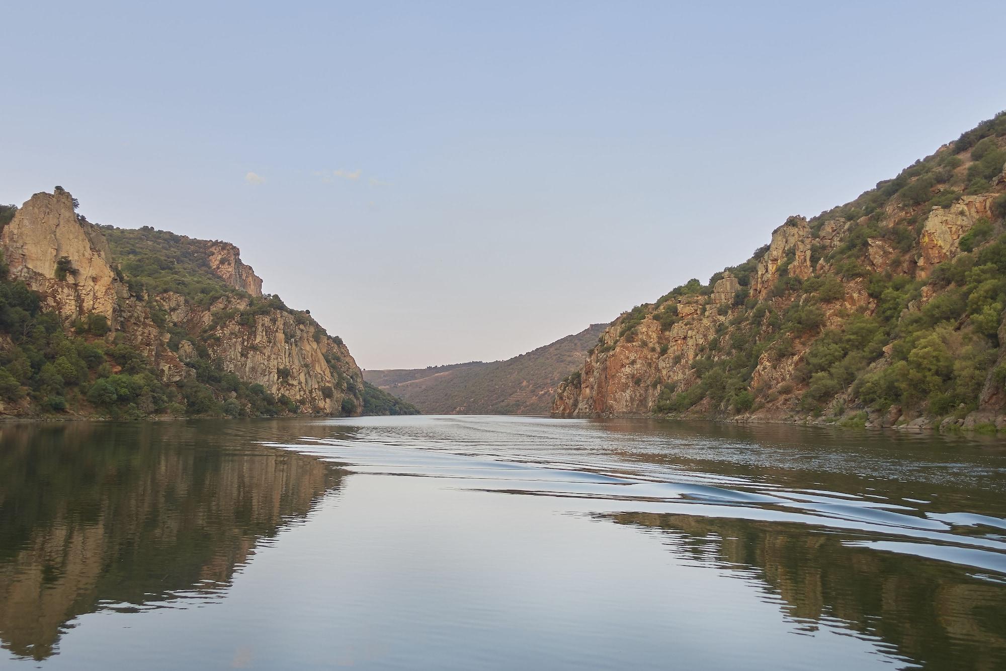 Hacienda Zorita Wine Hotel & Spa 巴尔韦尔东 外观 照片 The river at the end of the canyon