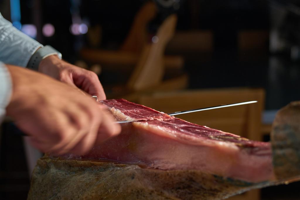 Hacienda Zorita Wine Hotel & Spa 巴尔韦尔东 外观 照片 Jamón being sliced